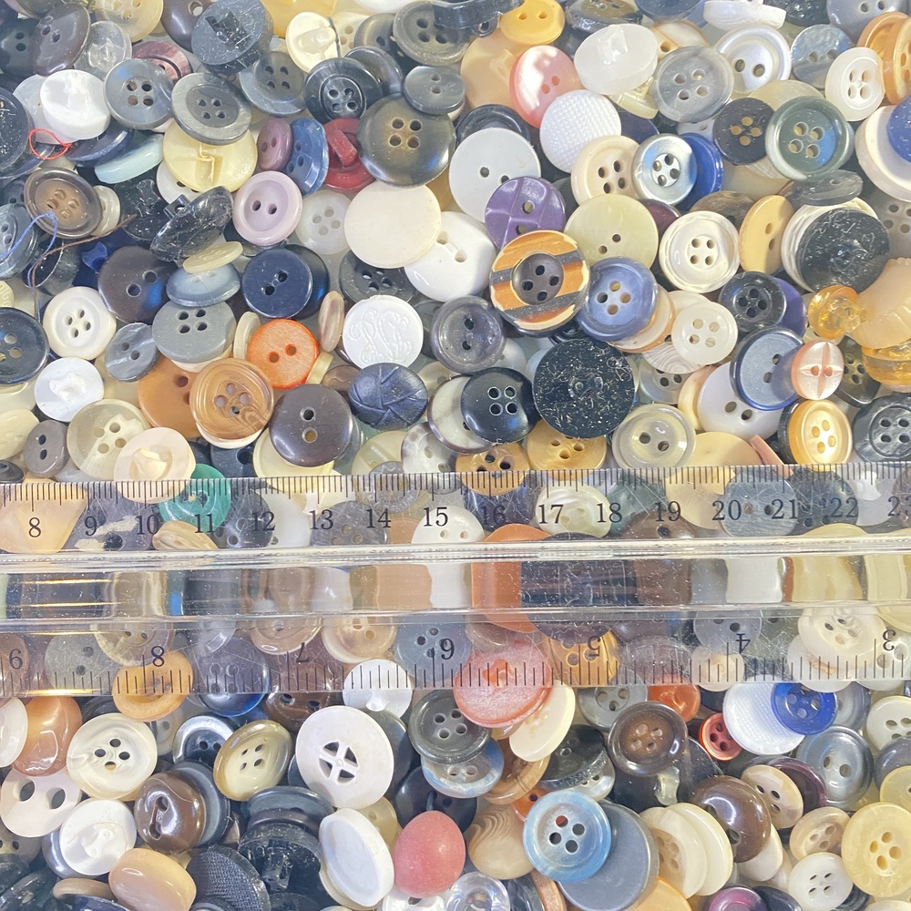 Vintage Assorted Vintage Buttons in Various Colors - Picture 12 of 16